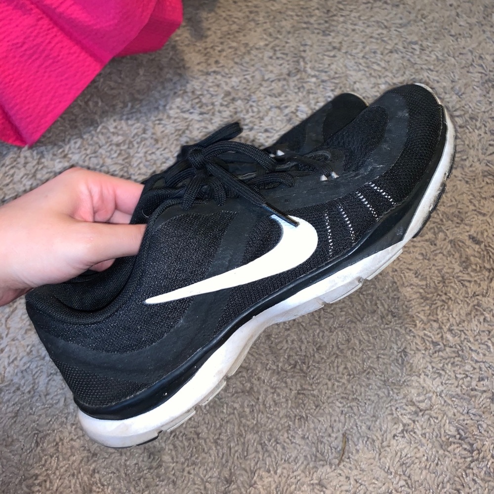 Black and white nike tennis shoes